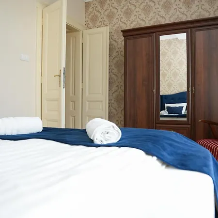 Varkert Deluxe Apartmanhaz Villa