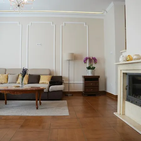 Varkert Deluxe Apartmanhaz Villa *