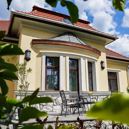 Varkert Deluxe Apartmanhaz *