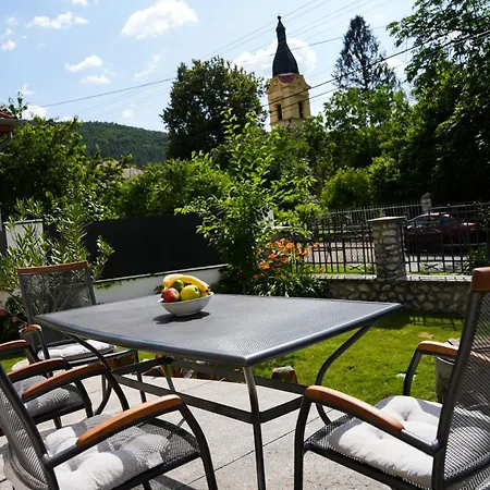 Varkert Deluxe Apartmanhaz Villa *